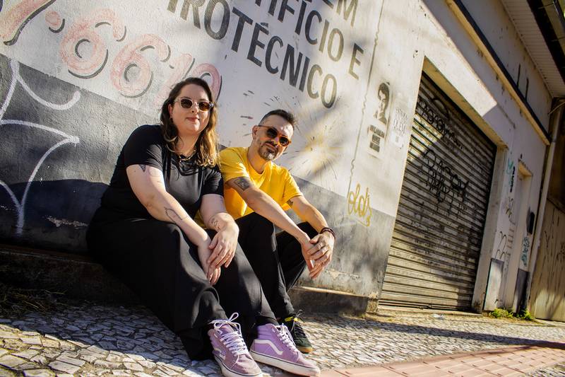 Num mundo dominado pela tecnologia e pela comunicação visual instantânea, um livro surge para iluminar a beleza e a importância da cultura popular e da memória gráfica do estado de Santa Catarina. “Pintores de Letras: Uma Viagem pela Cultura Popular e Memória Gráfica de Santa Catarina” é uma obra que nos convida a redescobrir a riqueza dos letreiros populares que adornam fachadas de estabelecimentos, muros e placas por todo o estado.