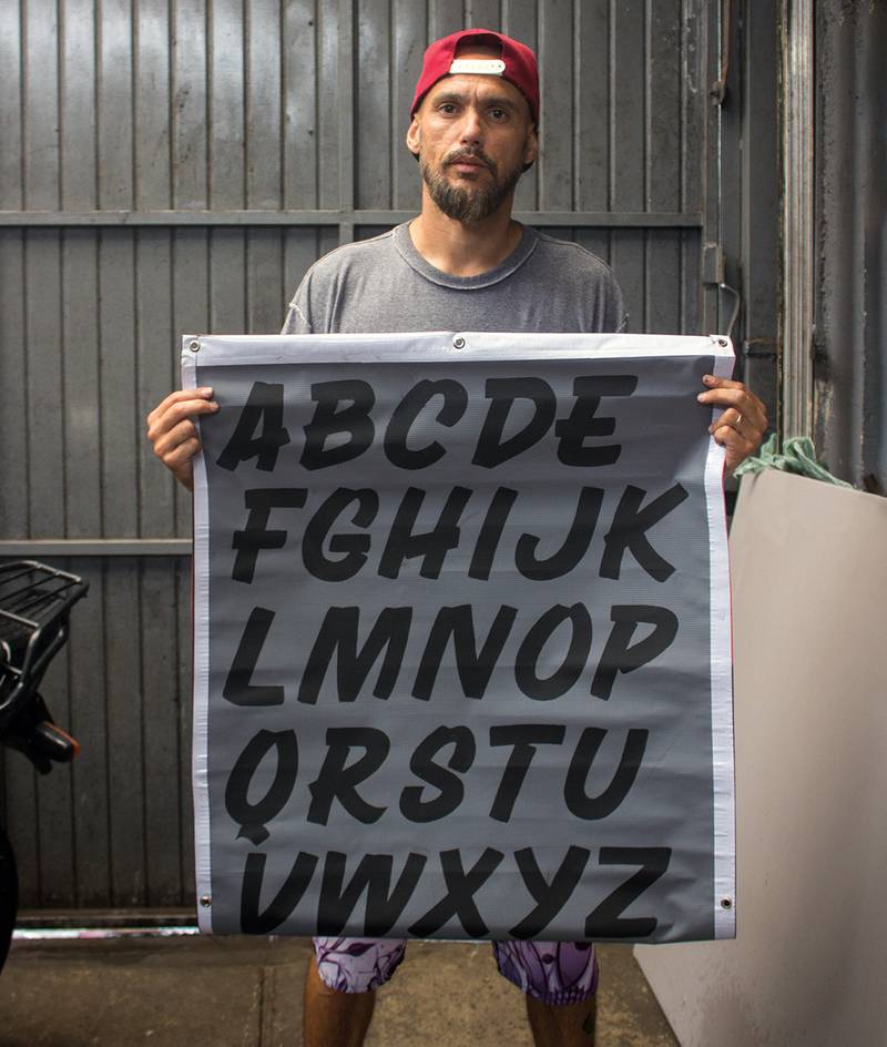 Num mundo dominado pela tecnologia e pela comunicação visual instantânea, um livro surge para iluminar a beleza e a importância da cultura popular e da memória gráfica do estado de Santa Catarina. “Pintores de Letras: Uma Viagem pela Cultura Popular e Memória Gráfica de Santa Catarina” é uma obra que nos convida a redescobrir a riqueza dos letreiros populares que adornam fachadas de estabelecimentos, muros e placas por todo o estado.