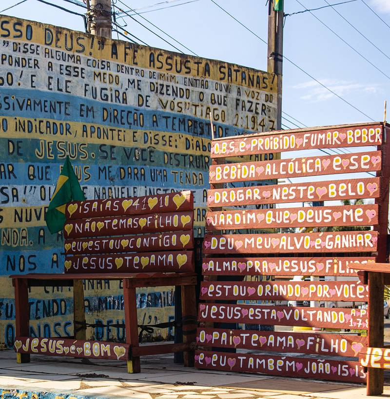 Num mundo dominado pela tecnologia e pela comunicação visual instantânea, um livro surge para iluminar a beleza e a importância da cultura popular e da memória gráfica do estado de Santa Catarina. “Pintores de Letras: Uma Viagem pela Cultura Popular e Memória Gráfica de Santa Catarina” é uma obra que nos convida a redescobrir a riqueza dos letreiros populares que adornam fachadas de estabelecimentos, muros e placas por todo o estado.