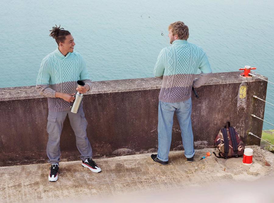 Num mundo saturado pela manipulação digital, o fotógrafo Joseph Ford e a virtuose do tricô Nina Dodd criaram uma série fenomenal que celebra a beleza da arte analógica de uma forma inusitada. “Invisible Jumpers” combina perfeitamente malhas artesanais com ambientes cuidadosamente selecionados, criando ilusões de ótica que despertam o interesse e causam perplexidade a todos.