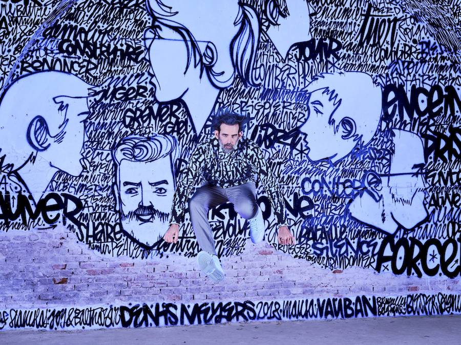 Num mundo saturado pela manipulação digital, o fotógrafo Joseph Ford e a virtuose do tricô Nina Dodd criaram uma série fenomenal que celebra a beleza da arte analógica de uma forma inusitada. “Invisible Jumpers” combina perfeitamente malhas artesanais com ambientes cuidadosamente selecionados, criando ilusões de ótica que despertam o interesse e causam perplexidade a todos.
