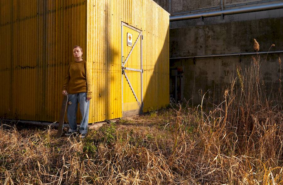 Num mundo saturado pela manipulação digital, o fotógrafo Joseph Ford e a virtuose do tricô Nina Dodd criaram uma série fenomenal que celebra a beleza da arte analógica de uma forma inusitada. “Invisible Jumpers” combina perfeitamente malhas artesanais com ambientes cuidadosamente selecionados, criando ilusões de ótica que despertam o interesse e causam perplexidade a todos.