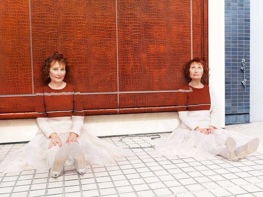 Num mundo saturado pela manipulação digital, o fotógrafo Joseph Ford e a virtuose do tricô Nina Dodd criaram uma série fenomenal que celebra a beleza da arte analógica de uma forma inusitada. “Invisible Jumpers” combina perfeitamente malhas artesanais com ambientes cuidadosamente selecionados, criando ilusões de ótica que despertam o interesse e causam perplexidade a todos.