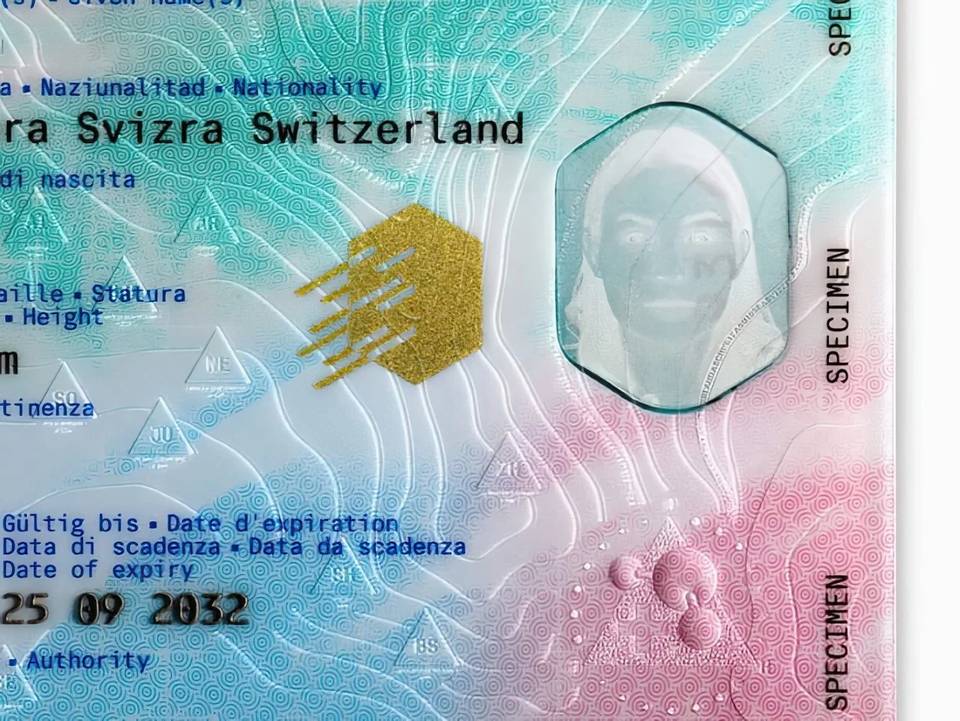 Passaportes são normalmente relegados às necessidades mundanas de viagem, mas isso está para mudar quando você ver o novo passaporte da Suíça. O novo passaporte do país é, sem dúvida, uma revelação. O estúdio RETINAA, com sede em Genebra, transformou um documento de viagem em uma obra de arte inesquecível.