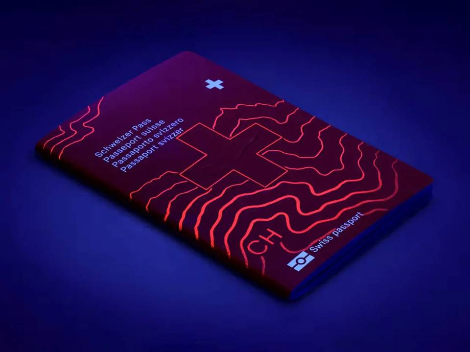 Passaportes são normalmente relegados às necessidades mundanas de viagem, mas isso está para mudar quando você ver o novo passaporte da Suíça. O novo passaporte do país é, sem dúvida, uma revelação. O estúdio RETINAA, com sede em Genebra, transformou um documento de viagem em uma obra de arte inesquecível.