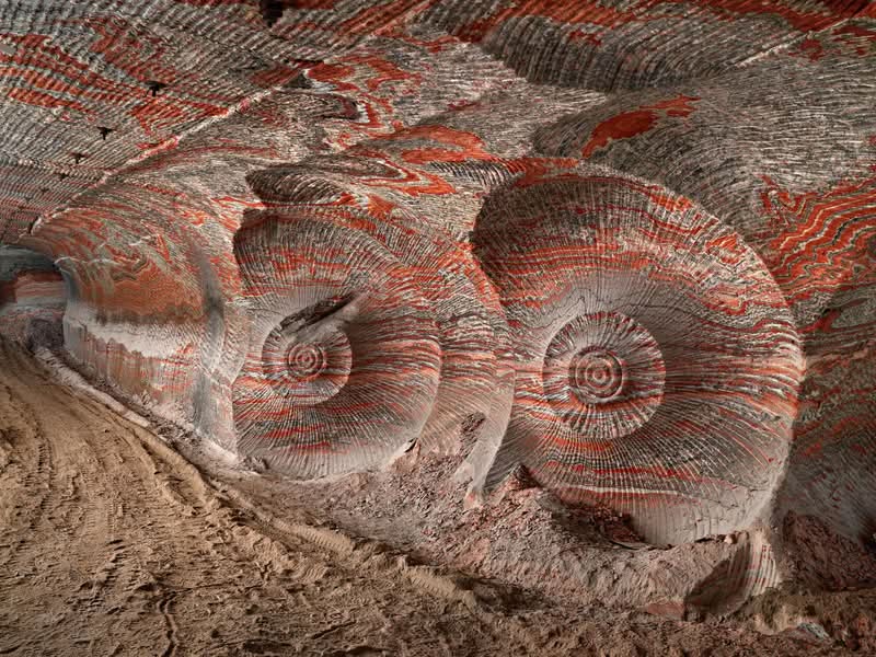 Edward Burtynsky é um fotógrafo conhecido por capturar as formas como os humanos impactaram a Terra e já publiquei seu trabalho por aqui algumas vezes. Seu principal projeto, Antropoceno, explora a nossa era e destaca os efeitos humanos no mundo, muitas vezes nocivos. Para designers, artistas e pensadores, o trabalho de Edward Burtynsky oferece um visual poderoso que revela a realidade de nossas ações e nos leva a refletir sobre o que criamos.