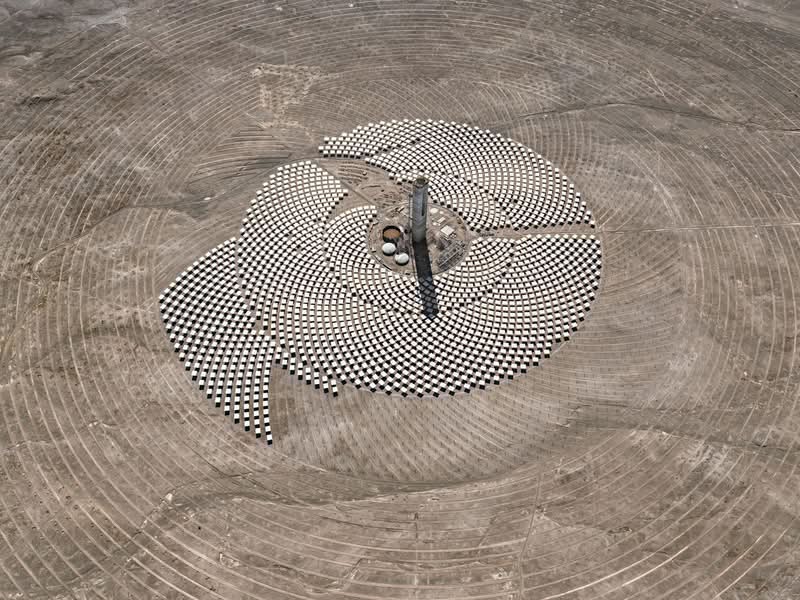 Edward Burtynsky é um fotógrafo conhecido por capturar as formas como os humanos impactaram a Terra e já publiquei seu trabalho por aqui algumas vezes. Seu principal projeto, Antropoceno, explora a nossa era e destaca os efeitos humanos no mundo, muitas vezes nocivos. Para designers, artistas e pensadores, o trabalho de Edward Burtynsky oferece um visual poderoso que revela a realidade de nossas ações e nos leva a refletir sobre o que criamos.