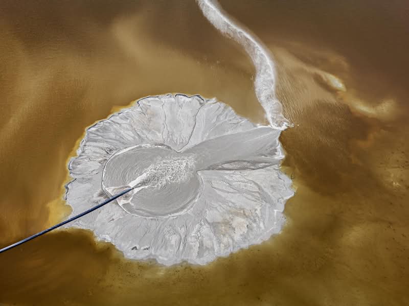 Edward Burtynsky é um fotógrafo conhecido por capturar as formas como os humanos impactaram a Terra e já publiquei seu trabalho por aqui algumas vezes. Seu principal projeto, Antropoceno, explora a nossa era e destaca os efeitos humanos no mundo, muitas vezes nocivos. Para designers, artistas e pensadores, o trabalho de Edward Burtynsky oferece um visual poderoso que revela a realidade de nossas ações e nos leva a refletir sobre o que criamos.