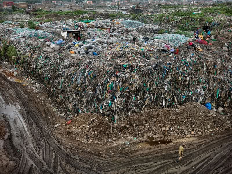 Edward Burtynsky é um fotógrafo conhecido por capturar as formas como os humanos impactaram a Terra e já publiquei seu trabalho por aqui algumas vezes. Seu principal projeto, Antropoceno, explora a nossa era e destaca os efeitos humanos no mundo, muitas vezes nocivos. Para designers, artistas e pensadores, o trabalho de Edward Burtynsky oferece um visual poderoso que revela a realidade de nossas ações e nos leva a refletir sobre o que criamos.