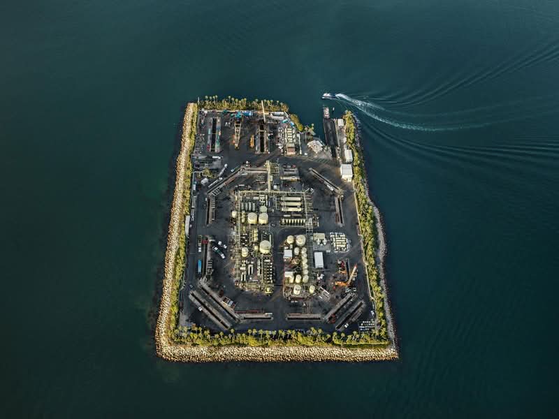 Edward Burtynsky é um fotógrafo conhecido por capturar as formas como os humanos impactaram a Terra e já publiquei seu trabalho por aqui algumas vezes. Seu principal projeto, Antropoceno, explora a nossa era e destaca os efeitos humanos no mundo, muitas vezes nocivos. Para designers, artistas e pensadores, o trabalho de Edward Burtynsky oferece um visual poderoso que revela a realidade de nossas ações e nos leva a refletir sobre o que criamos.