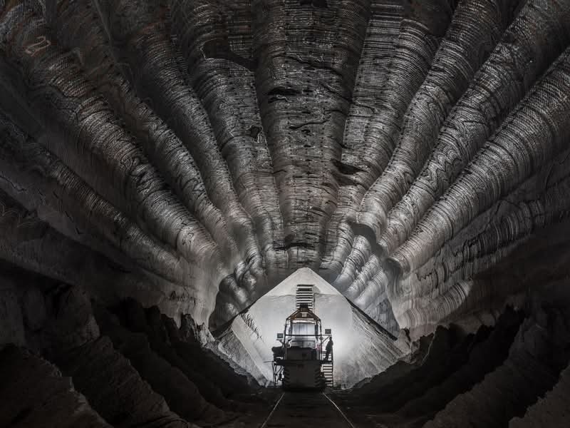 Edward Burtynsky é um fotógrafo conhecido por capturar as formas como os humanos impactaram a Terra e já publiquei seu trabalho por aqui algumas vezes. Seu principal projeto, Antropoceno, explora a nossa era e destaca os efeitos humanos no mundo, muitas vezes nocivos. Para designers, artistas e pensadores, o trabalho de Edward Burtynsky oferece um visual poderoso que revela a realidade de nossas ações e nos leva a refletir sobre o que criamos.