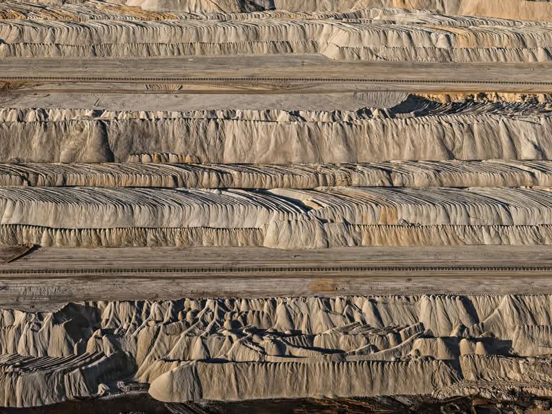 Edward Burtynsky é um fotógrafo conhecido por capturar as formas como os humanos impactaram a Terra e já publiquei seu trabalho por aqui algumas vezes. Seu principal projeto, Antropoceno, explora a nossa era e destaca os efeitos humanos no mundo, muitas vezes nocivos. Para designers, artistas e pensadores, o trabalho de Edward Burtynsky oferece um visual poderoso que revela a realidade de nossas ações e nos leva a refletir sobre o que criamos.