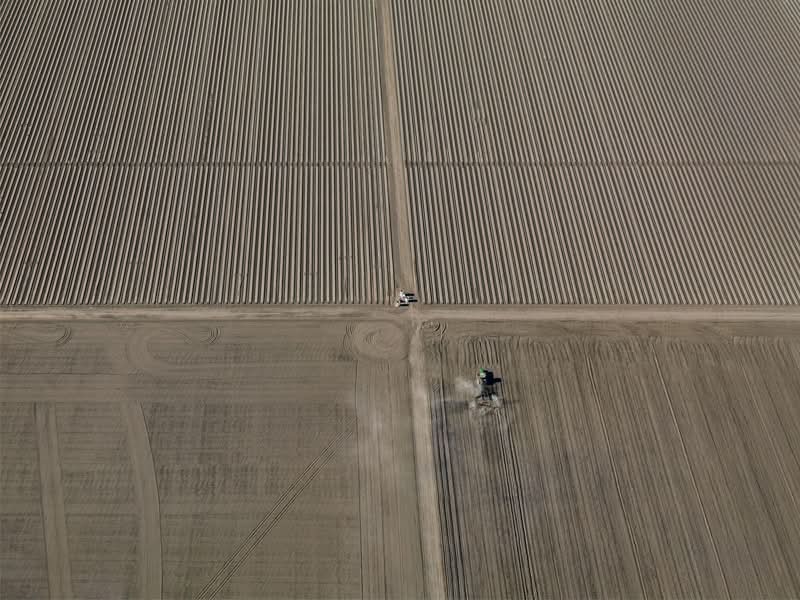Edward Burtynsky é um fotógrafo conhecido por capturar as formas como os humanos impactaram a Terra e já publiquei seu trabalho por aqui algumas vezes. Seu principal projeto, Antropoceno, explora a nossa era e destaca os efeitos humanos no mundo, muitas vezes nocivos. Para designers, artistas e pensadores, o trabalho de Edward Burtynsky oferece um visual poderoso que revela a realidade de nossas ações e nos leva a refletir sobre o que criamos.