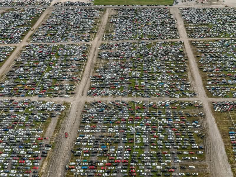 Edward Burtynsky é um fotógrafo conhecido por capturar as formas como os humanos impactaram a Terra e já publiquei seu trabalho por aqui algumas vezes. Seu principal projeto, Antropoceno, explora a nossa era e destaca os efeitos humanos no mundo, muitas vezes nocivos. Para designers, artistas e pensadores, o trabalho de Edward Burtynsky oferece um visual poderoso que revela a realidade de nossas ações e nos leva a refletir sobre o que criamos.