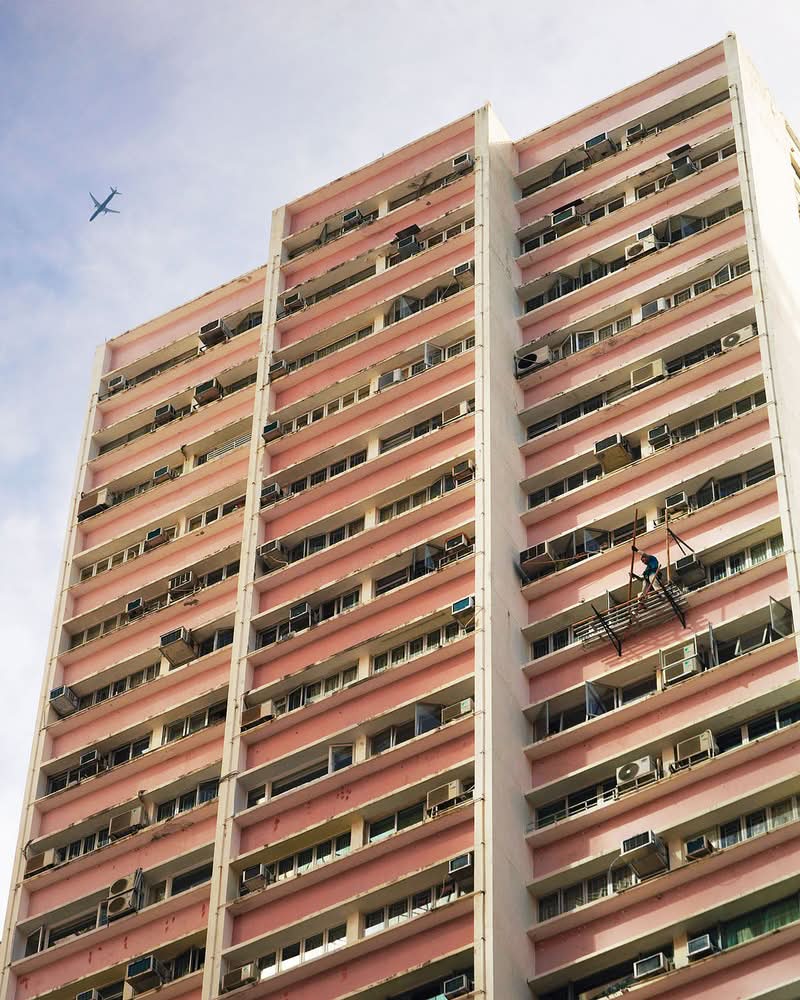 Echoing Above, obra de Romain Jacquet-Lagrèze, vai além de ser apenas uma reunião de imagens impressionantes; é um estudo visual meticulosamente planejado feito através de muitas fotos e anos. A série revela com maestria como árvores, homens e pássaros, cada um à sua maneira, demonstram incrível resiliência e capacidade de adaptação no ecossistema urbano único de Hong Kong. 