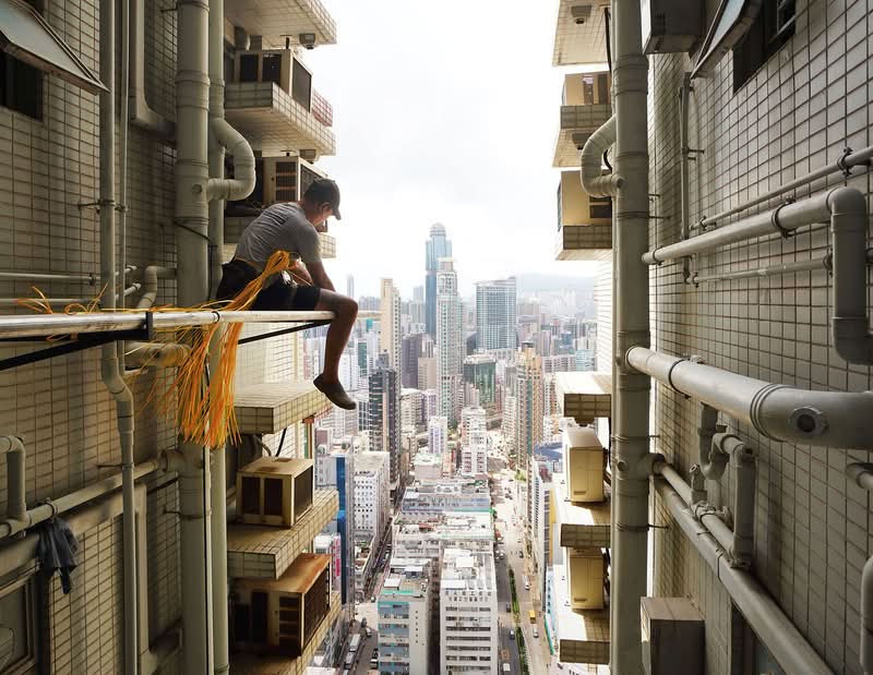 Echoing Above, obra de Romain Jacquet-Lagrèze, vai além de ser apenas uma reunião de imagens impressionantes; é um estudo visual meticulosamente planejado feito através de muitas fotos e anos. A série revela com maestria como árvores, homens e pássaros, cada um à sua maneira, demonstram incrível resiliência e capacidade de adaptação no ecossistema urbano único de Hong Kong. 