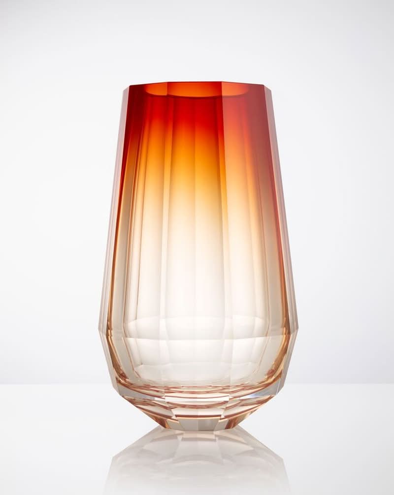 No dinâmico universo do design contemporâneo, alguns nomes constantemente ultrapassam limites e redefinem as possibilidades dos materiais que eles usam. Um desses artistas é Jan Plechac, que se sobressai como um inovador, graças à sua abordagem multidisciplinar, a qual influenciou significativamente o universo da fabricação de objetos em vidro. 