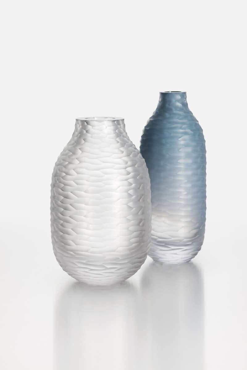 No dinâmico universo do design contemporâneo, alguns nomes constantemente ultrapassam limites e redefinem as possibilidades dos materiais que eles usam. Um desses artistas é Jan Plechac, que se sobressai como um inovador, graças à sua abordagem multidisciplinar, a qual influenciou significativamente o universo da fabricação de objetos em vidro. 
