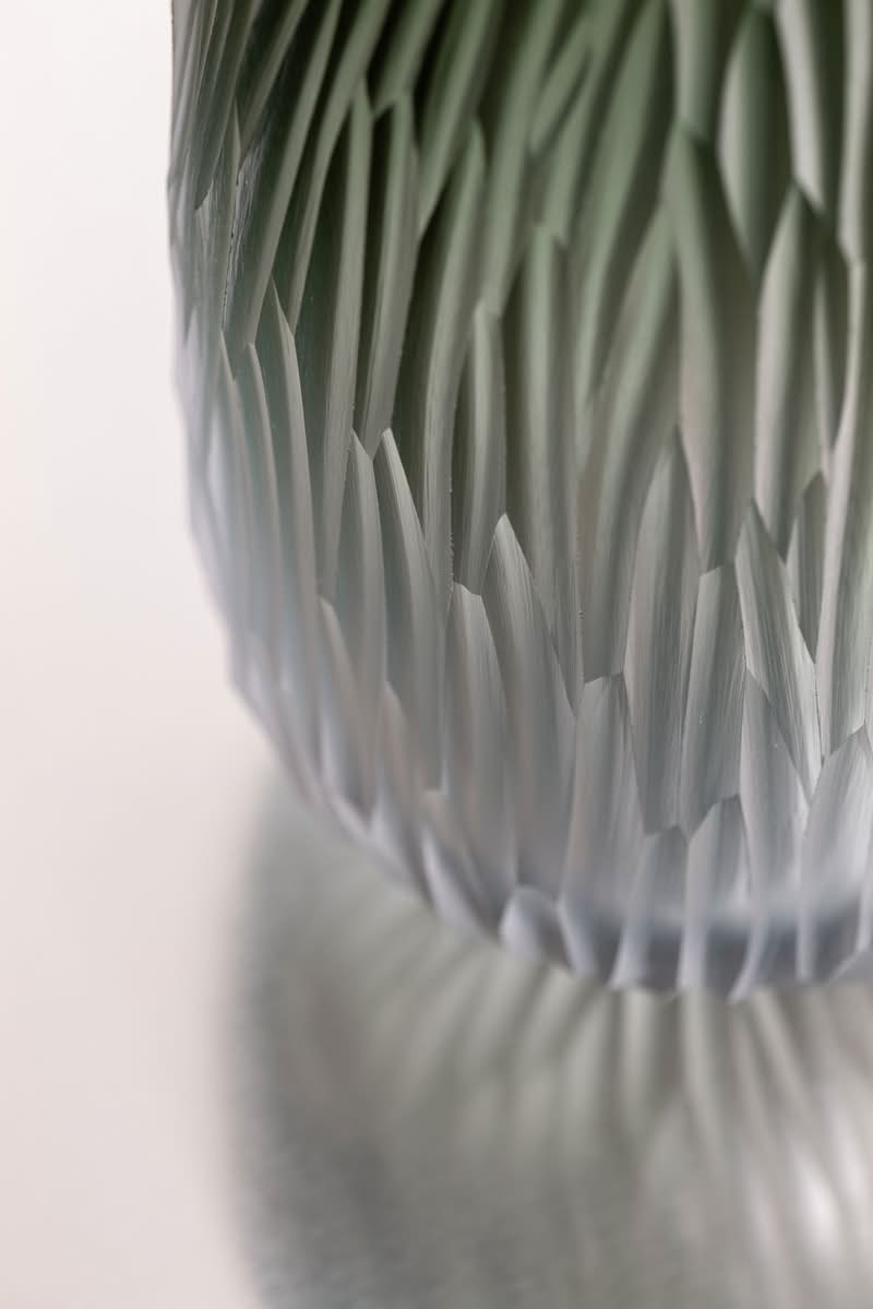 No dinâmico universo do design contemporâneo, alguns nomes constantemente ultrapassam limites e redefinem as possibilidades dos materiais que eles usam. Um desses artistas é Jan Plechac, que se sobressai como um inovador, graças à sua abordagem multidisciplinar, a qual influenciou significativamente o universo da fabricação de objetos em vidro. 