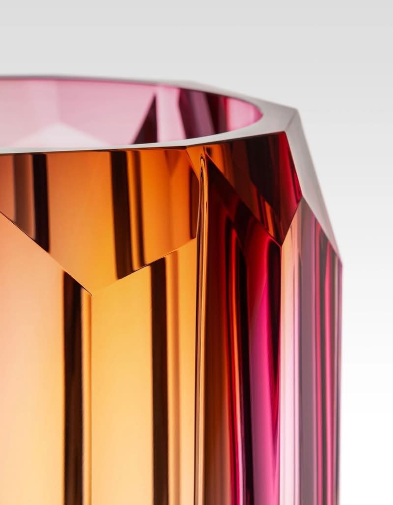 No dinâmico universo do design contemporâneo, alguns nomes constantemente ultrapassam limites e redefinem as possibilidades dos materiais que eles usam. Um desses artistas é Jan Plechac, que se sobressai como um inovador, graças à sua abordagem multidisciplinar, a qual influenciou significativamente o universo da fabricação de objetos em vidro. 