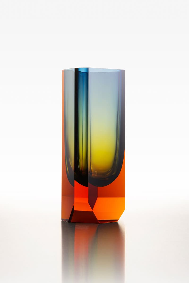 No dinâmico universo do design contemporâneo, alguns nomes constantemente ultrapassam limites e redefinem as possibilidades dos materiais que eles usam. Um desses artistas é Jan Plechac, que se sobressai como um inovador, graças à sua abordagem multidisciplinar, a qual influenciou significativamente o universo da fabricação de objetos em vidro. 
