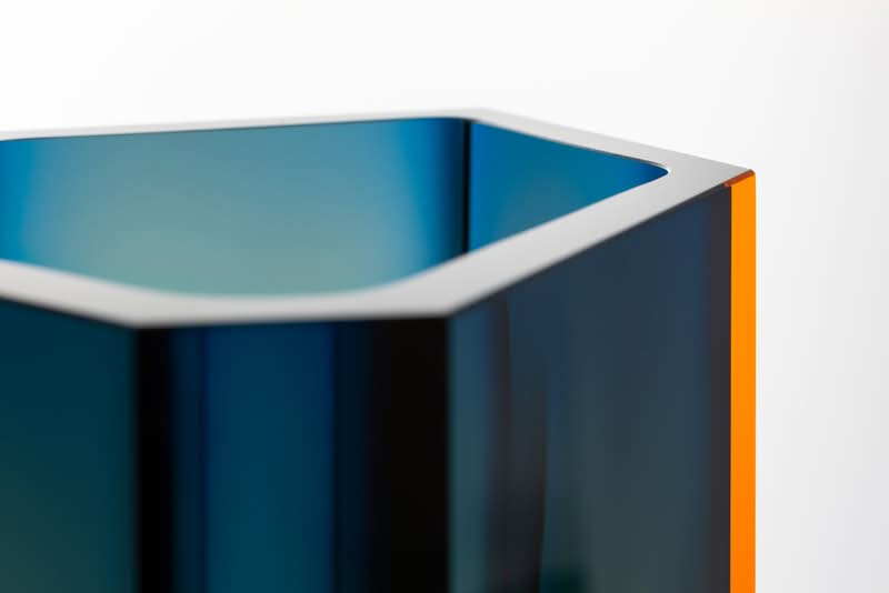 No dinâmico universo do design contemporâneo, alguns nomes constantemente ultrapassam limites e redefinem as possibilidades dos materiais que eles usam. Um desses artistas é Jan Plechac, que se sobressai como um inovador, graças à sua abordagem multidisciplinar, a qual influenciou significativamente o universo da fabricação de objetos em vidro.