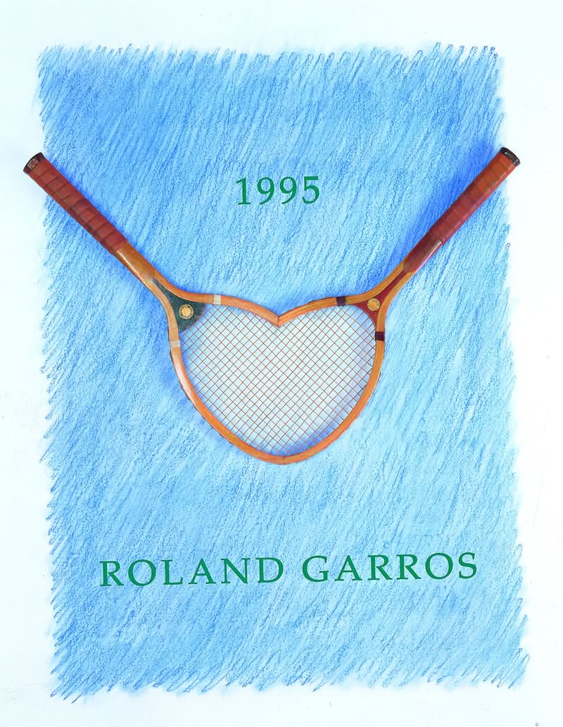 Para pessoas que gostam de design e fãs de tênis, o Aberto da França, também conhecido como Roland Garros, traz uma combinação especial de competições esportivas e arte. Diferentemente de qualquer outro Grand Slam, Roland Garros cultivou uma conexão profunda e duradoura com o mundo da arte, evidenciada por sua tradição anual de encomendar um cartaz distinto de um artista diferente.
