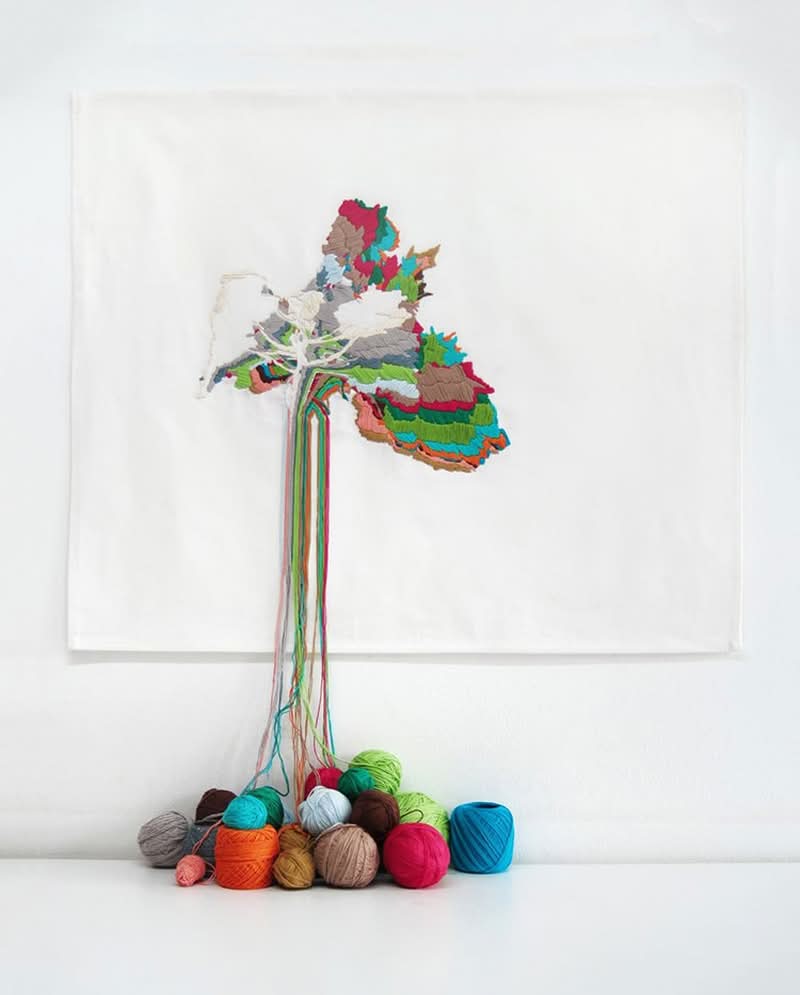 O bordado e a tecelagem, as quais são formas de arte antigas, estão chamando a atenção novamente nos últimos anos. Artistas de tecido de vários lugares do mundo estão criando novas formas de mostrar essa arte antiga. Entre os que comandam essa iniciativa está a artista têxtil peruana Ana Teresa Barboza e é sobre ela que vou falar por aqui.