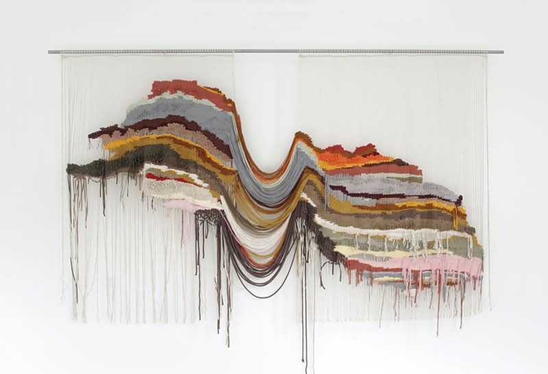 O bordado e a tecelagem, as quais são formas de arte antigas, estão chamando a atenção novamente nos últimos anos. Artistas de tecido de vários lugares do mundo estão criando novas formas de mostrar essa arte antiga. Entre os que comandam essa iniciativa está a artista têxtil peruana Ana Teresa Barboza e é sobre ela que vou falar por aqui.