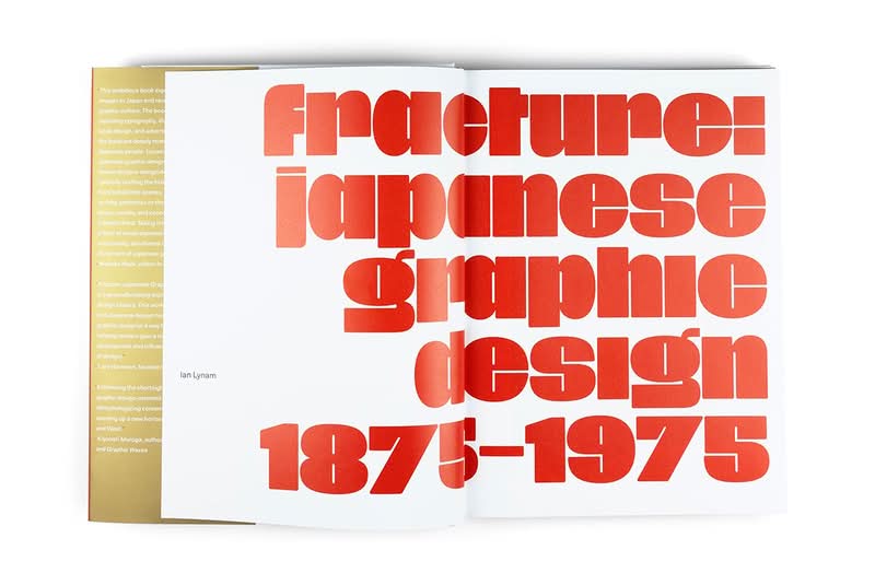 Ian Lynam, que passou os últimos vinte anos imerso no mundo do design no Japão, viu uma lacuna significativa que precisava ser explorada: nenhum livro abrangente, em qualquer idioma, realmente cobria toda a incrível história do design gráfico japonês. Então, após 15 anos de trabalho árduo, Fracture está aqui! Não é apenas um livro didático; é um tesouro visual que eu comprei enquanto pesquisava sobre essa exposição.