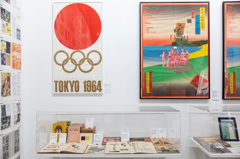 Ian Lynam, que passou os últimos vinte anos imerso no mundo do design no Japão, viu uma lacuna significativa que precisava ser explorada: nenhum livro abrangente, em qualquer idioma, realmente cobria toda a incrível história do design gráfico japonês. Então, após 15 anos de trabalho árduo, Fracture está aqui! Não é apenas um livro didático; é um tesouro visual que eu comprei enquanto pesquisava sobre essa exposição.