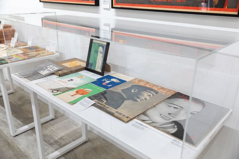 Ian Lynam, que passou os últimos vinte anos imerso no mundo do design no Japão, viu uma lacuna significativa que precisava ser explorada: nenhum livro abrangente, em qualquer idioma, realmente cobria toda a incrível história do design gráfico japonês. Então, após 15 anos de trabalho árduo, Fracture está aqui! Não é apenas um livro didático; é um tesouro visual que eu comprei enquanto pesquisava sobre essa exposição.