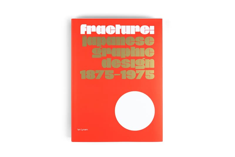 Ian Lynam, que passou os últimos vinte anos imerso no mundo do design no Japão, viu uma lacuna significativa que precisava ser explorada: nenhum livro abrangente, em qualquer idioma, realmente cobria toda a incrível história do design gráfico japonês. Então, após 15 anos de trabalho árduo, Fracture está aqui! Não é apenas um livro didático; é um tesouro visual que eu comprei enquanto pesquisava sobre essa exposição.