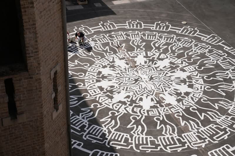 No coração de Paris, um artista está remodelando narrativas urbanas, uma mandala monumental de cada vez. Nascido em 1990, Théo Haggaï se destacou como muralista e gravador. E seu trabalho está profundamente conectado à vida urbana. Frequentemente encontrado adornando espaços públicos, convida os espectadores a parar, refletir e se conectar com uma visão compartilhada.