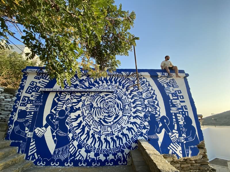 No coração de Paris, um artista está remodelando narrativas urbanas, uma mandala monumental de cada vez. Nascido em 1990, Théo Haggaï se destacou como muralista e gravador. E seu trabalho está profundamente conectado à vida urbana. Frequentemente encontrado adornando espaços públicos, convida os espectadores a parar, refletir e se conectar com uma visão compartilhada.