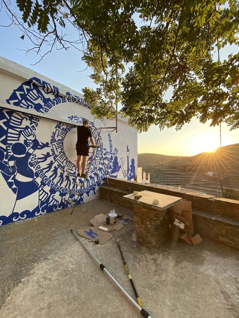 No coração de Paris, um artista está remodelando narrativas urbanas, uma mandala monumental de cada vez. Nascido em 1990, Théo Haggaï se destacou como muralista e gravador. E seu trabalho está profundamente conectado à vida urbana. Frequentemente encontrado adornando espaços públicos, convida os espectadores a parar, refletir e se conectar com uma visão compartilhada.