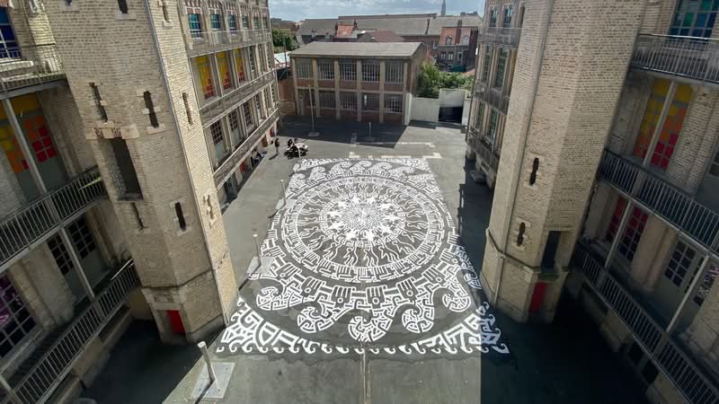 No coração de Paris, um artista está remodelando narrativas urbanas, uma mandala monumental de cada vez. Nascido em 1990, Théo Haggaï se destacou como muralista e gravador. E seu trabalho está profundamente conectado à vida urbana. Frequentemente encontrado adornando espaços públicos, convida os espectadores a parar, refletir e se conectar com uma visão compartilhada.