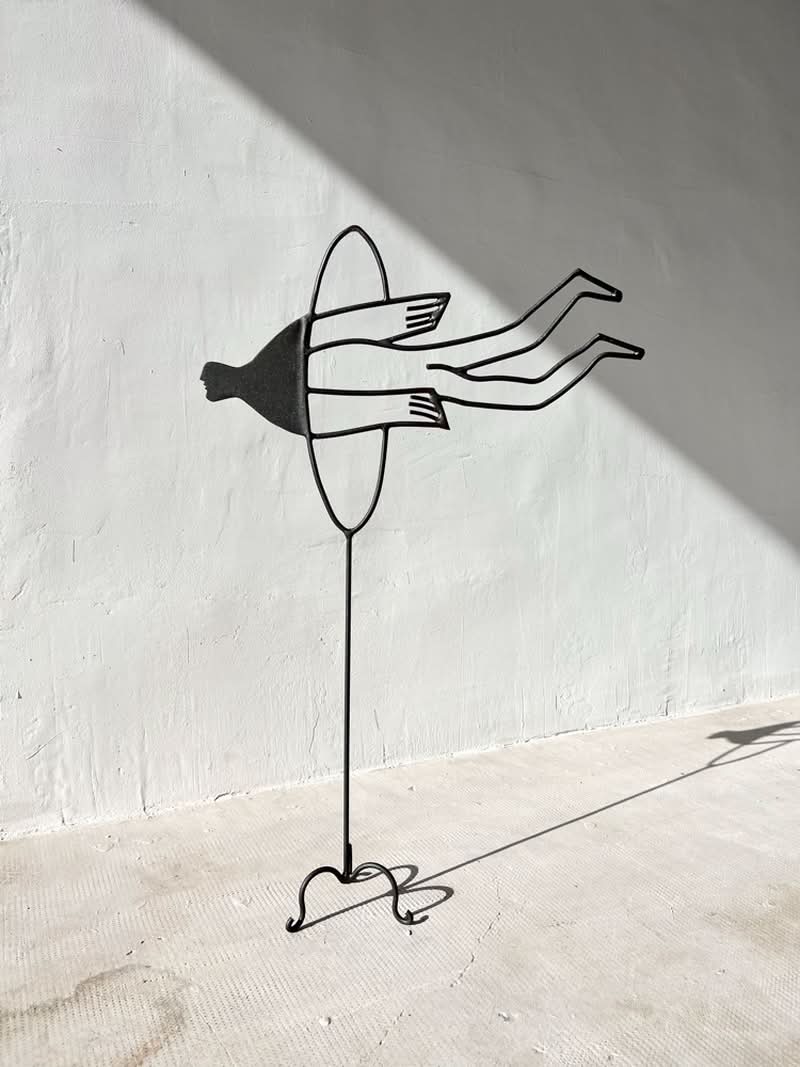 Diego Cabezas (nascido em 1975, A Coruña, Espanha) é um escultor espanhol conhecido por sua intrigante exploração da relação entre o desenho e o espaço tridimensional. Diego Cabezas, após aperfeiçoar suas competências na Escola de Arte Pablo Picasso, iniciou uma viagem artística que combina perfeitamente a instantaneidade de uma linha traçada com a persistência do ferro e do aço inoxidável.