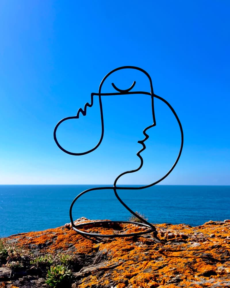 Diego Cabezas (nascido em 1975, A Coruña, Espanha) é um escultor espanhol conhecido por sua intrigante exploração da relação entre o desenho e o espaço tridimensional. Diego Cabezas, após aperfeiçoar suas competências na Escola de Arte Pablo Picasso, iniciou uma viagem artística que combina perfeitamente a instantaneidade de uma linha traçada com a persistência do ferro e do aço inoxidável.