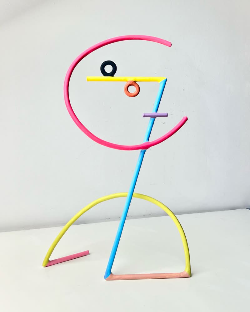 Diego Cabezas (nascido em 1975, A Coruña, Espanha) é um escultor espanhol conhecido por sua intrigante exploração da relação entre o desenho e o espaço tridimensional. Diego Cabezas, após aperfeiçoar suas competências na Escola de Arte Pablo Picasso, iniciou uma viagem artística que combina perfeitamente a instantaneidade de uma linha traçada com a persistência do ferro e do aço inoxidável.