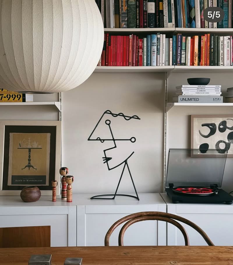 Diego Cabezas (nascido em 1975, A Coruña, Espanha) é um escultor espanhol conhecido por sua intrigante exploração da relação entre o desenho e o espaço tridimensional. Diego Cabezas, após aperfeiçoar suas competências na Escola de Arte Pablo Picasso, iniciou uma viagem artística que combina perfeitamente a instantaneidade de uma linha traçada com a persistência do ferro e do aço inoxidável.