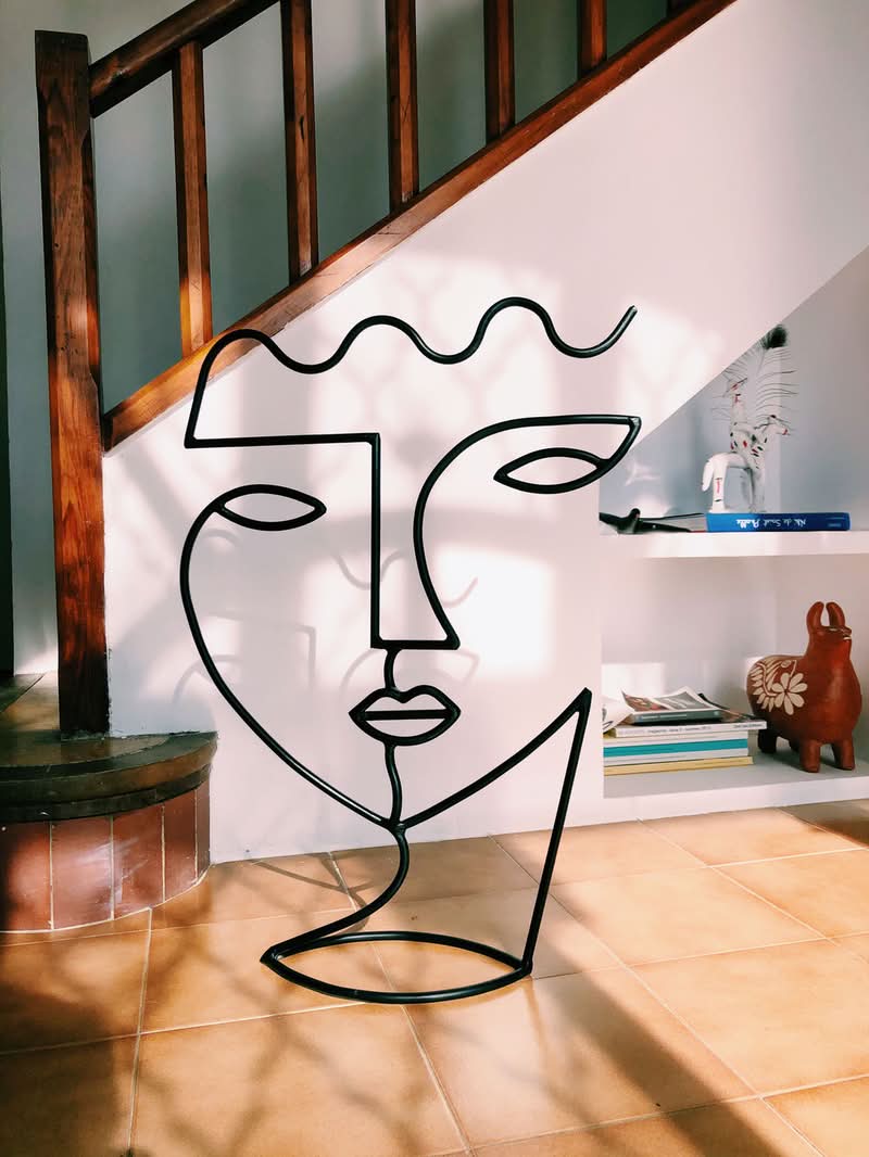 Diego Cabezas (nascido em 1975, A Coruña, Espanha) é um escultor espanhol conhecido por sua intrigante exploração da relação entre o desenho e o espaço tridimensional. Diego Cabezas, após aperfeiçoar suas competências na Escola de Arte Pablo Picasso, iniciou uma viagem artística que combina perfeitamente a instantaneidade de uma linha traçada com a persistência do ferro e do aço inoxidável.