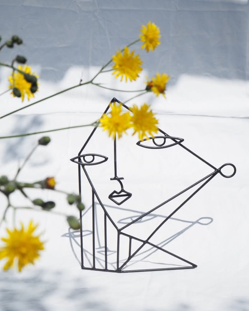 Diego Cabezas (nascido em 1975, A Coruña, Espanha) é um escultor espanhol conhecido por sua intrigante exploração da relação entre o desenho e o espaço tridimensional. Diego Cabezas, após aperfeiçoar suas competências na Escola de Arte Pablo Picasso, iniciou uma viagem artística que combina perfeitamente a instantaneidade de uma linha traçada com a persistência do ferro e do aço inoxidável.