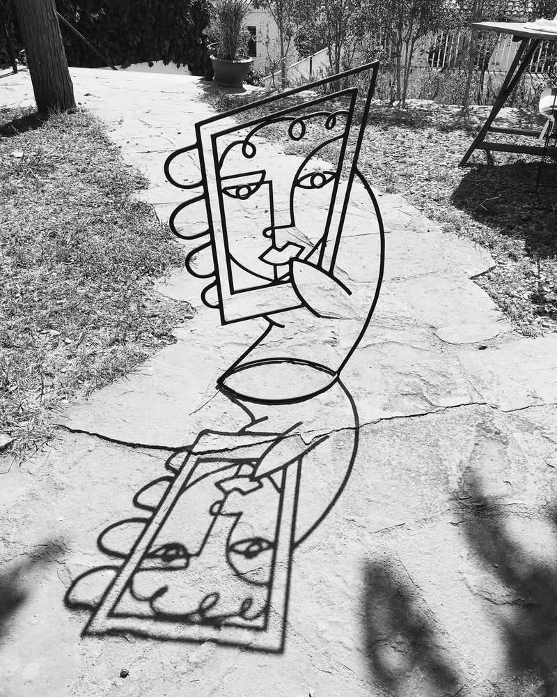 Diego Cabezas (nascido em 1975, A Coruña, Espanha) é um escultor espanhol conhecido por sua intrigante exploração da relação entre o desenho e o espaço tridimensional. Diego Cabezas, após aperfeiçoar suas competências na Escola de Arte Pablo Picasso, iniciou uma viagem artística que combina perfeitamente a instantaneidade de uma linha traçada com a persistência do ferro e do aço inoxidável.