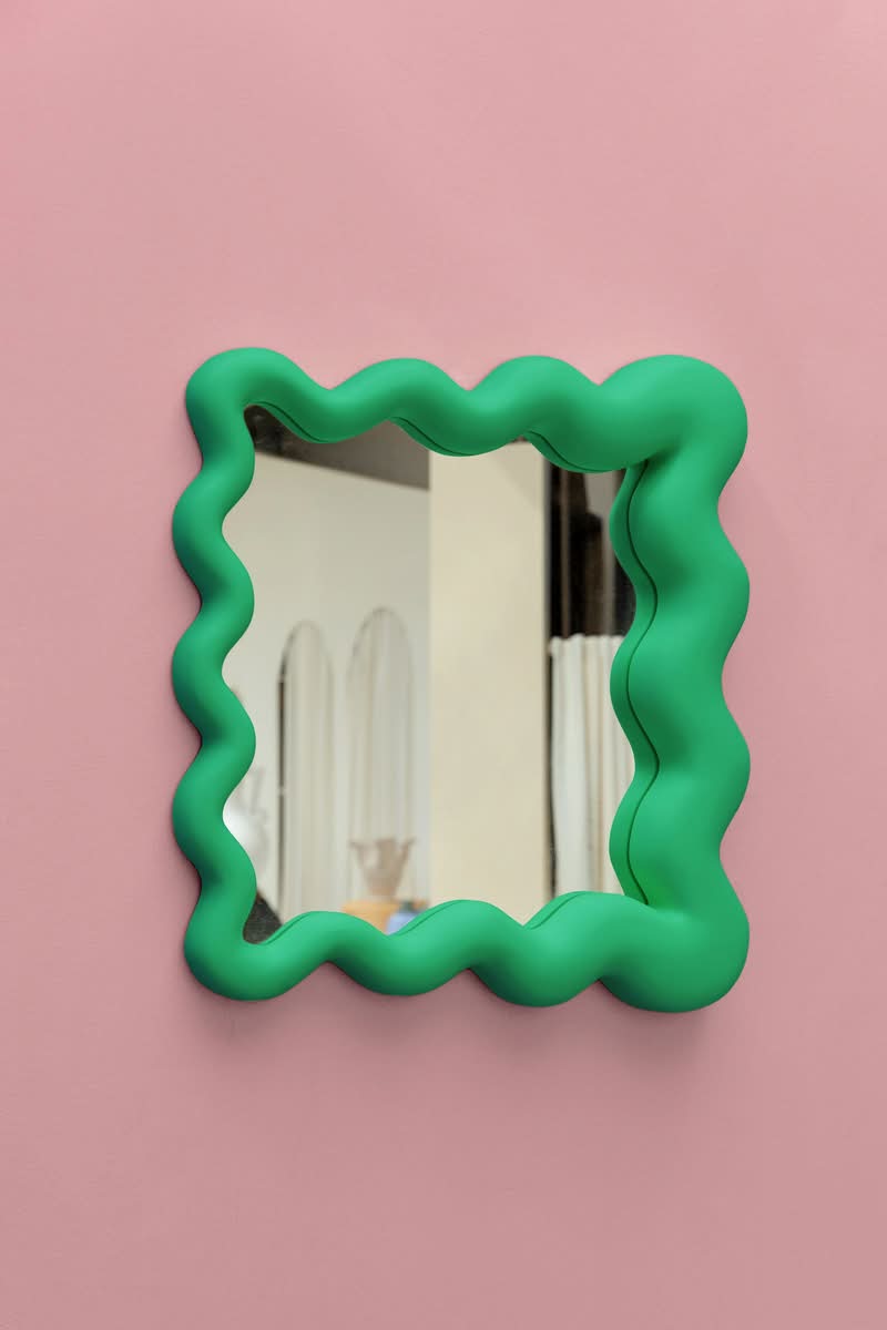 Em um mundo que muitas vezes parece cinza e sério demais, o estúdio de design Joyful Objects, Yes!, com sede na Cidade do México, é uma explosão de cor mais do que bem-vinda. Fundado em 2021 pela designer industrial Joy Valdez, natural de Mérida, em Yucatán, o estúdio tem como missão injetar uma certa diversão de volta aos nossos espaços de convivência.