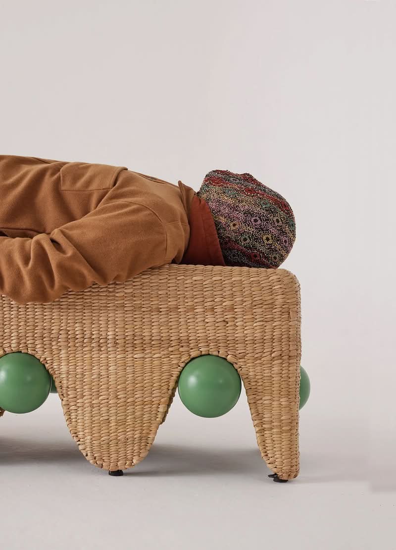 Em um mundo que muitas vezes parece cinza e sério demais, o estúdio de design Joyful Objects, Yes!, com sede na Cidade do México, é uma explosão de cor mais do que bem-vinda. Fundado em 2021 pela designer industrial Joy Valdez, natural de Mérida, em Yucatán, o estúdio tem como missão injetar uma certa diversão de volta aos nossos espaços de convivência.