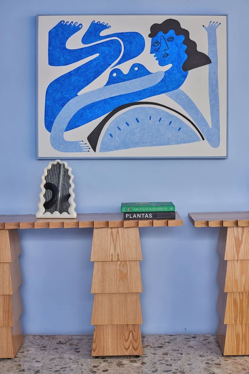 Em um mundo que muitas vezes parece cinza e sério demais, o estúdio de design Joyful Objects, Yes!, com sede na Cidade do México, é uma explosão de cor mais do que bem-vinda. Fundado em 2021 pela designer industrial Joy Valdez, natural de Mérida, em Yucatán, o estúdio tem como missão injetar uma certa diversão de volta aos nossos espaços de convivência.