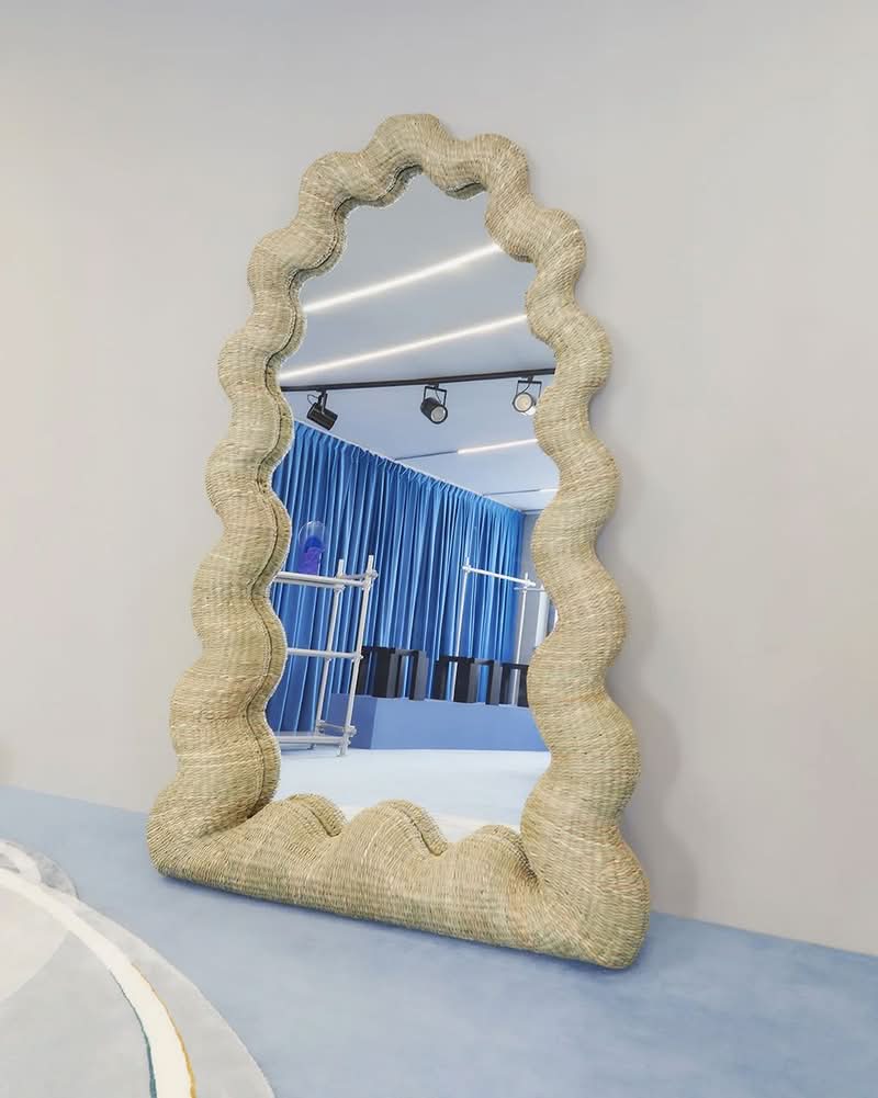 Em um mundo que muitas vezes parece cinza e sério demais, o estúdio de design Joyful Objects, Yes!, com sede na Cidade do México, é uma explosão de cor mais do que bem-vinda. Fundado em 2021 pela designer industrial Joy Valdez, natural de Mérida, em Yucatán, o estúdio tem como missão injetar uma certa diversão de volta aos nossos espaços de convivência.