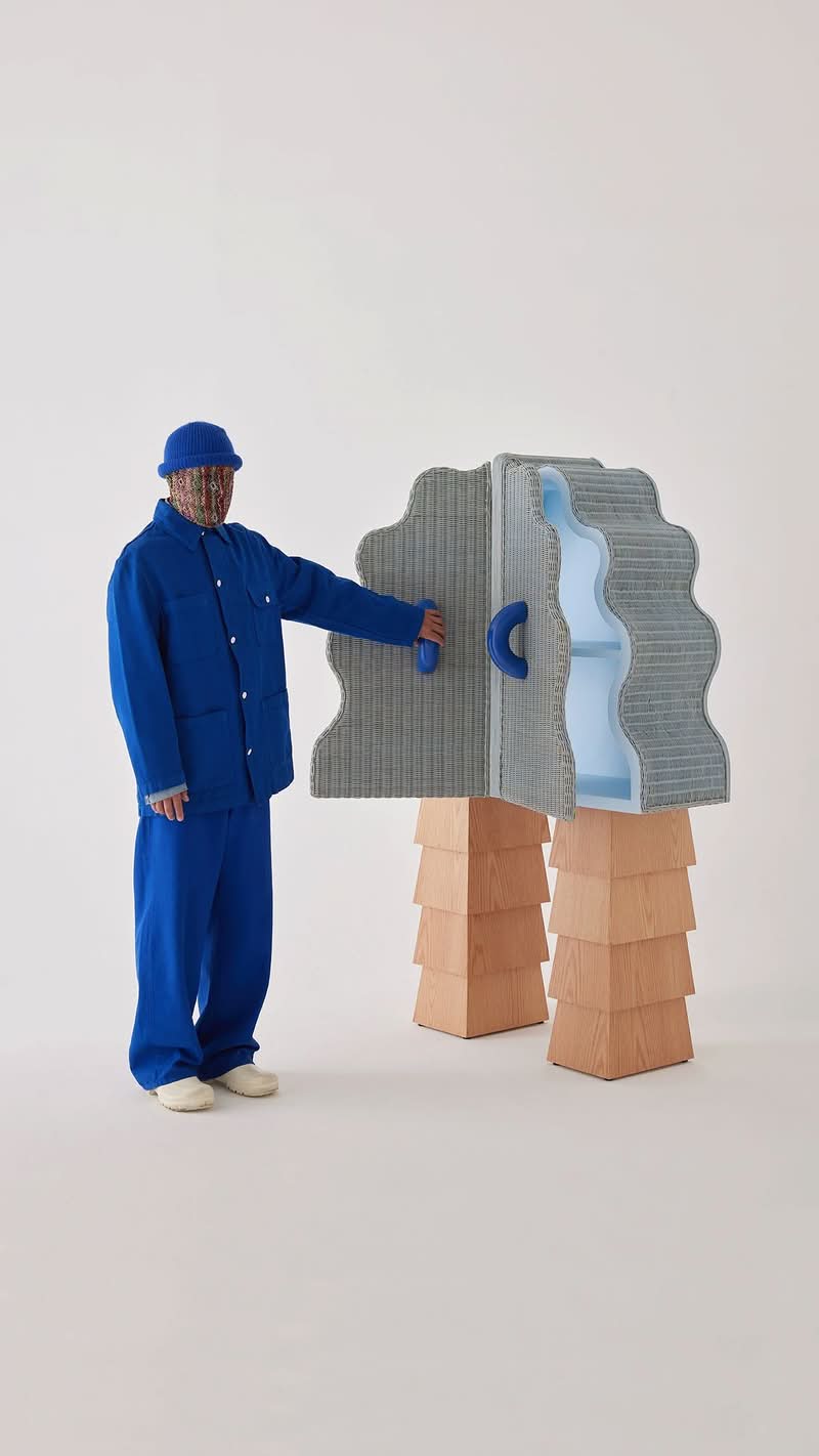 Em um mundo que muitas vezes parece cinza e sério demais, o estúdio de design Joyful Objects, Yes!, com sede na Cidade do México, é uma explosão de cor mais do que bem-vinda. Fundado em 2021 pela designer industrial Joy Valdez, natural de Mérida, em Yucatán, o estúdio tem como missão injetar uma certa diversão de volta aos nossos espaços de convivência.