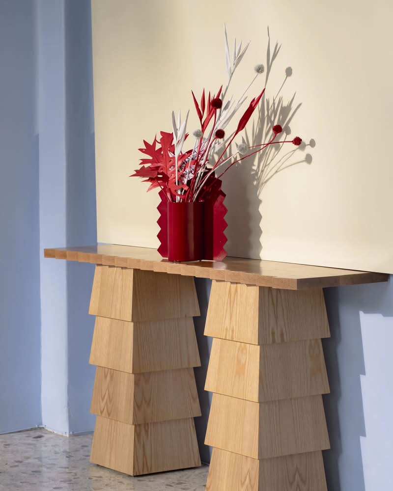 Em um mundo que muitas vezes parece cinza e sério demais, o estúdio de design Joyful Objects, Yes!, com sede na Cidade do México, é uma explosão de cor mais do que bem-vinda. Fundado em 2021 pela designer industrial Joy Valdez, natural de Mérida, em Yucatán, o estúdio tem como missão injetar uma certa diversão de volta aos nossos espaços de convivência.